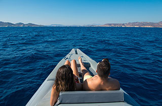 Croisière privée avec une RIB (bateau pneumatique semi-rigide) à Milos et Poliegos