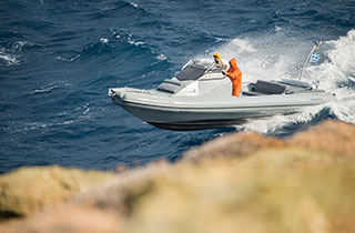 Affronter les vagues avec bateau pneumatique semi-rigide dans les ballades extrêmes