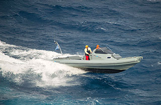 Saut du bateau sur une grande vague