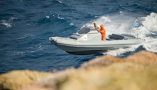 Rouler par temps violent avec des aventures RIB, à Sifnos